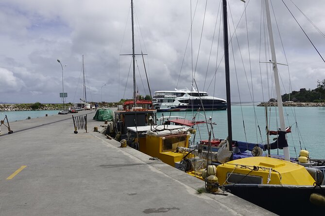 Cat Cocos: Mahe to La Digue Island Fast Ferry - Changing boats or continuing at Praslin