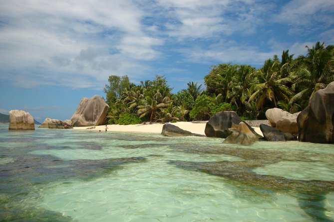 Cat Cocos: Mahe to La Digue Island Fast Ferry - The first crossing from Mahé to Praslin