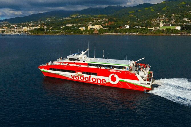 Discovering Moorea from Tahiti in 4x4 with the Ferry Terevau - Magic Mountain and the first big Moorea view
