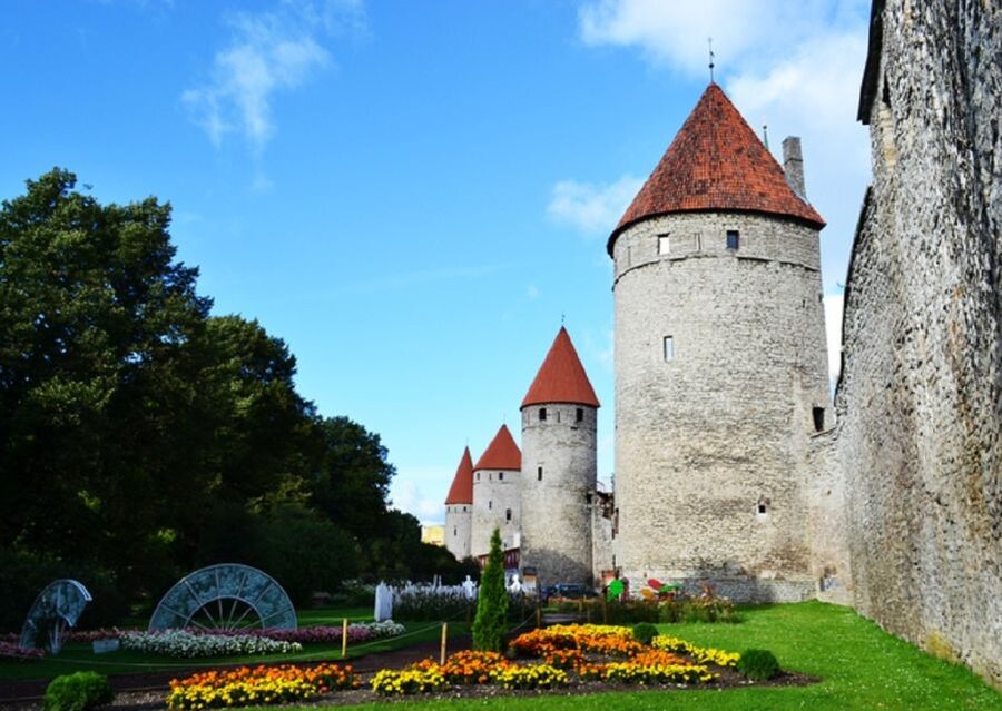From Helsinki: Tallinn with Round-Trip Ferry & Guided Tour - Why Tallinn works so well as a Helsinki day trip