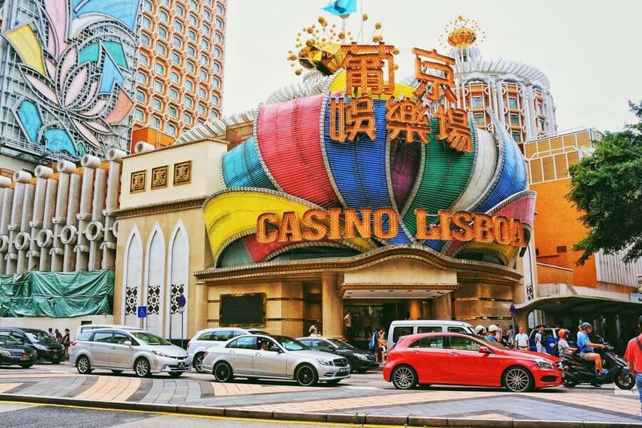 From Hong Kong: Macau Day Tour with R/T Ferry, Lunch, Pickup - The casino stop at Grand Lisboa