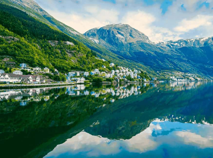 Guided tour: Hardangerfjord, Waterfalls and Ferry crossing - Why this route gives you more than a waterfall shuttle