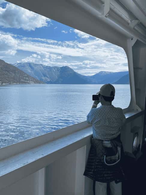 Guided tour: Hardangerfjord, Waterfalls and Ferry crossing - Norheimsund is your main food break