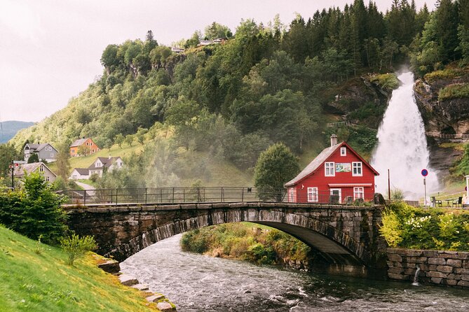 Guided tour to Hardanger Fjord, Waterfalls and Ferry Crossing - Key points at a glance