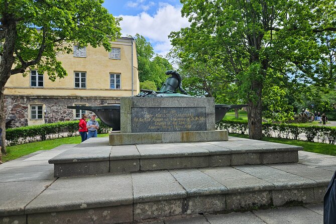 Helsinki & Suomenlinna: City Highlights Tour with Ferry Ride - Crossing to Suomenlinna by public ferry