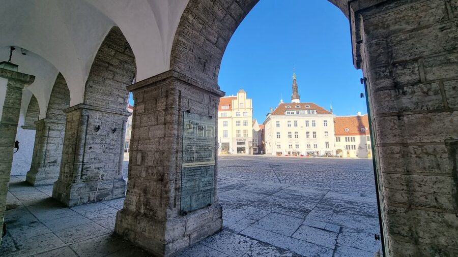 Helsinki: Tallinn Guided Day Tour with Ferry Crossing - Key points at a glance