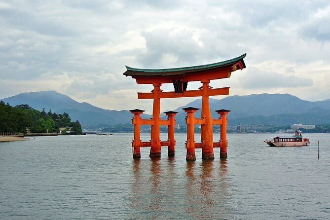 Hiroshima and Miyajima Day Trip with Itsukushima Shrine & Ferry - Itsukushima Shrine and the famous torii