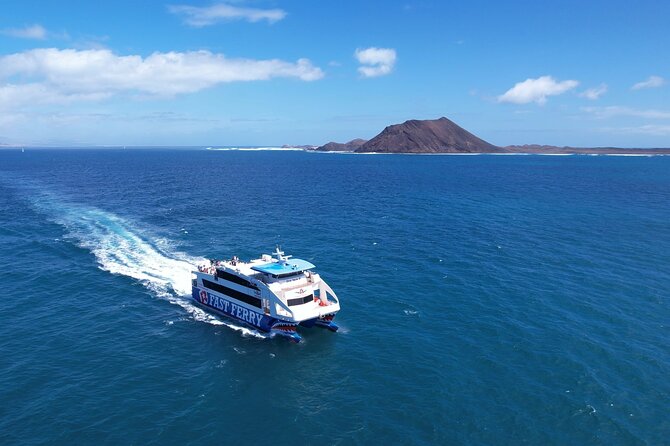 Lanzarote:Ferry ticket to Fuerteventura with free wifi - Boarding the fast ferry