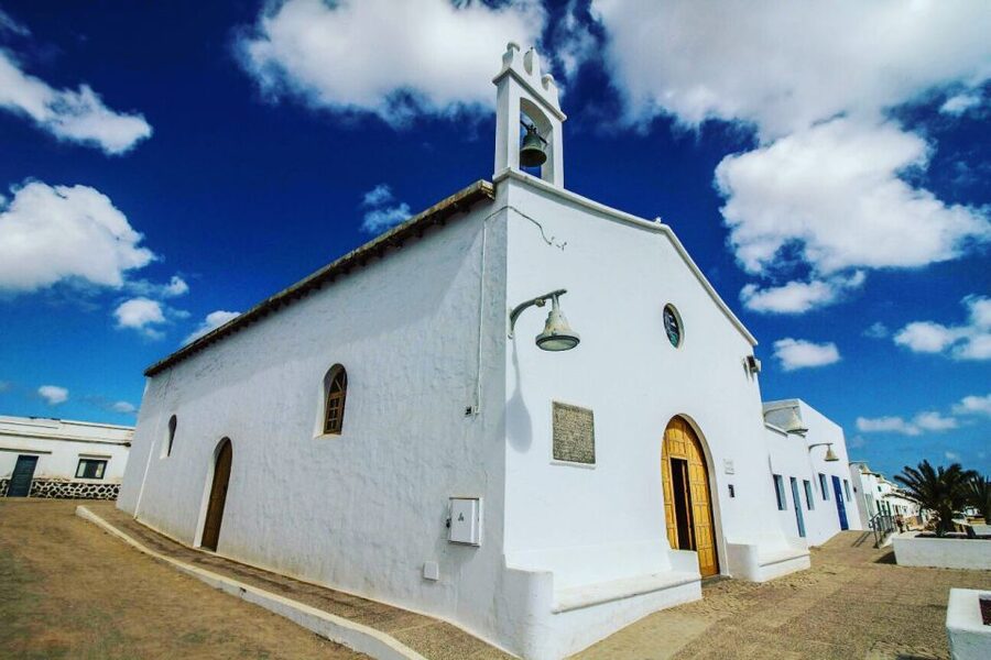 Lanzarote: Return Ferry to La Graciosa with Bus Pickup - Who should book this trip?