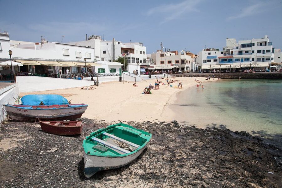 Lanzarote: Return or 1-Way Ferry to Fuerteventura with Wifi - How the return option shapes your day