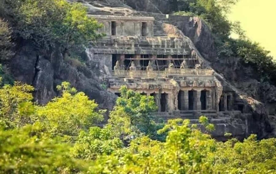 Mumbai: Elephanta Caves Guided Tour with Ferry & Lunch - The 45-minute ferry across Mumbai Harbour
