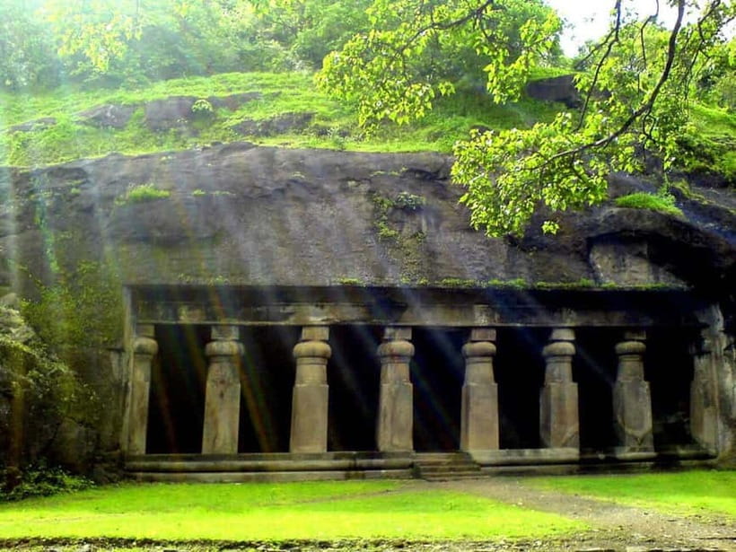 Mumbai: Elephanta Caves Tour with Ferry - Snacks, tea, and the local touch
