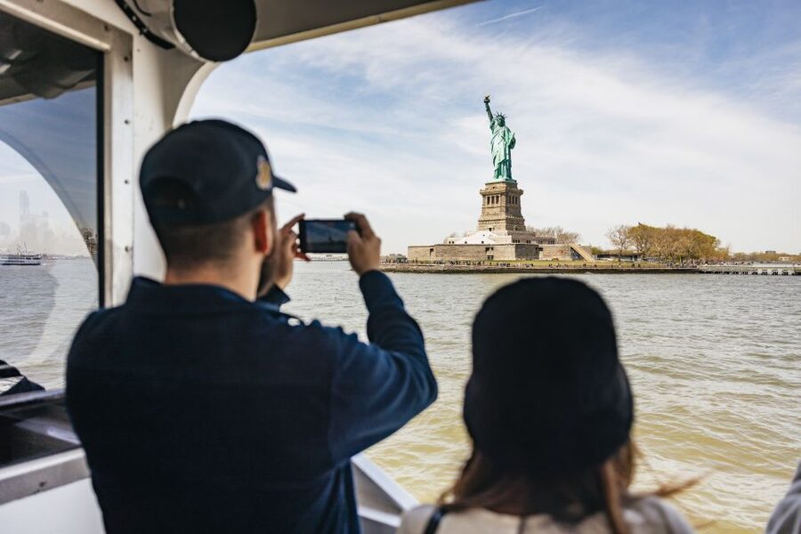 NYC: Wall Street Tour with 9/11 Memorial and Statue Ferry - Guide quality and group experience