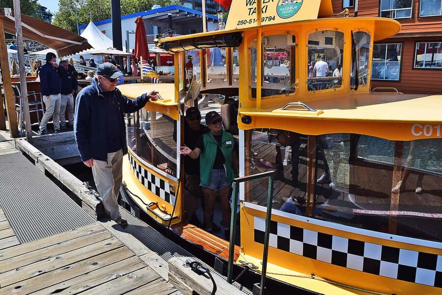 Pickle Pub Crawl: Ferry Rides and Appetizers - What the guide adds