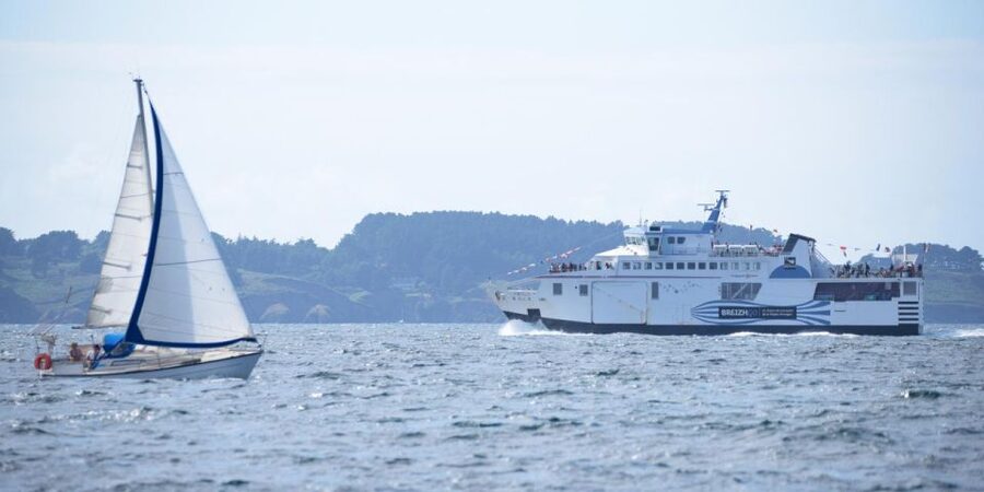 Quiberon: Ferry Ticket from/to Belle-Île-en-Mer, Sauzon - Walking the island’s 100 kilometers of trails