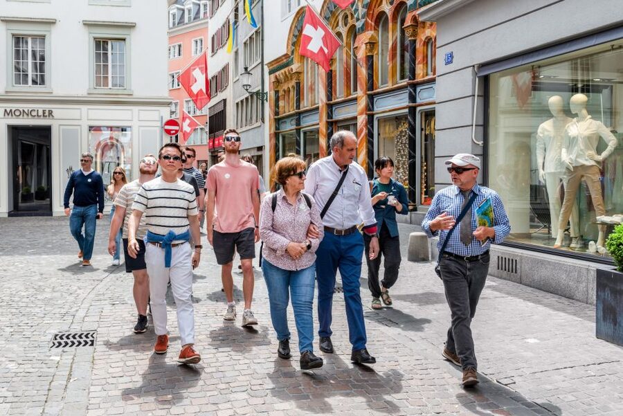 Zurich: City Highlights Tour by Bus, Cable Car, and Ferry - The harbor stop and the road to the Gold Coast